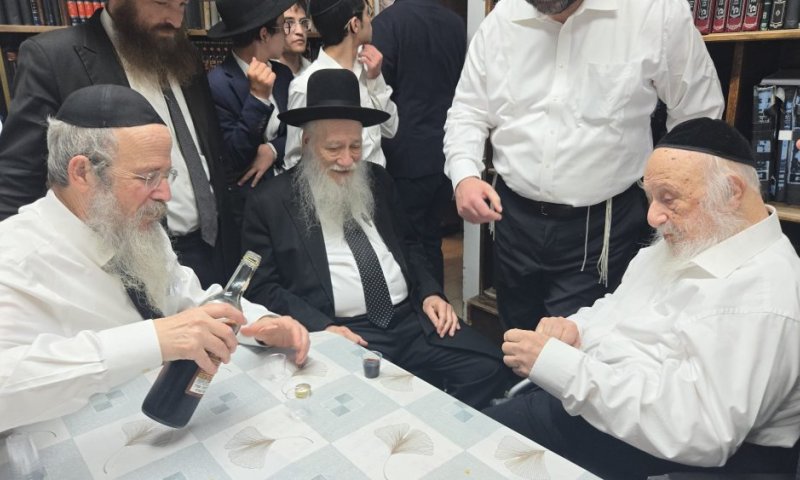 המנצחים בפוניבז' חוגגים: צפו בתיעוד מה'לחיים' בבית ראש הישיבה