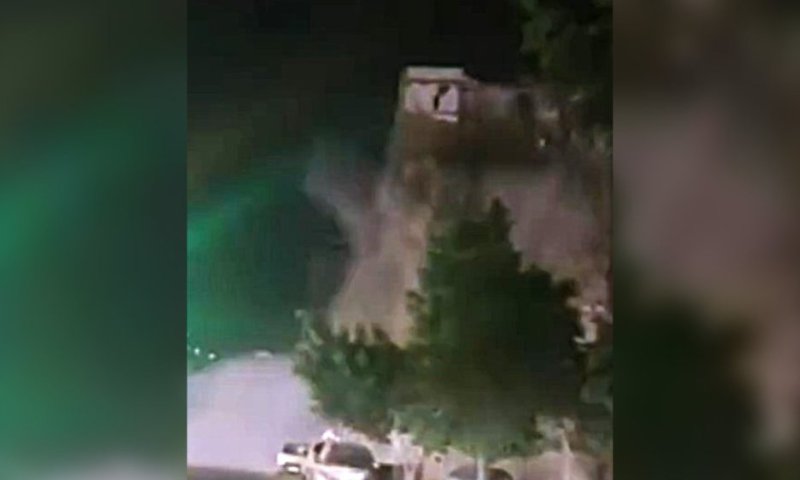 ביירות: מבנה מגורים שנפגע בתקיפה אווירית קורס שבועות לאחר מכן
