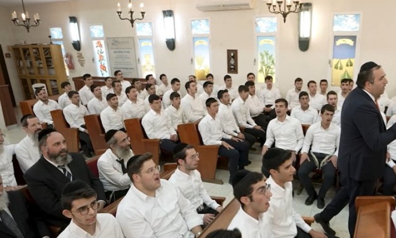 צפו: המילים הנוקבות של החזון איש בשירת המונים מרגשת 
