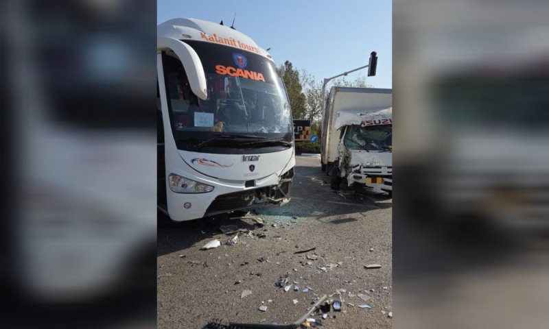 אוטובוס ומשאית התנגשו: 15 נפצעו בכביש 90
