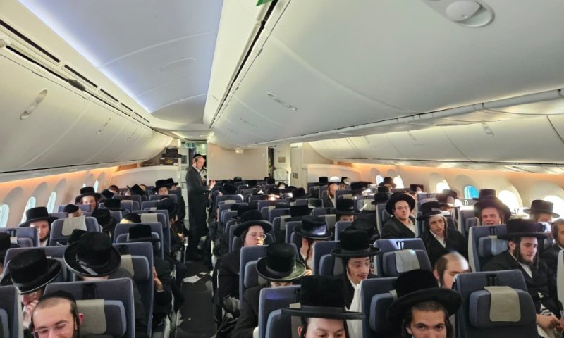 מעל 200 בחורי בעלזא מארה"ב הגיעו בטיסת צ'רטר ל'זמן אלול'