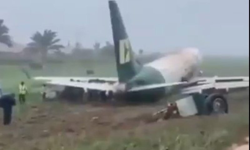 רגעי דרמה בנחיתה בניגריה: המטוס החליק מהמסלול ונעצר בשטח פתוח