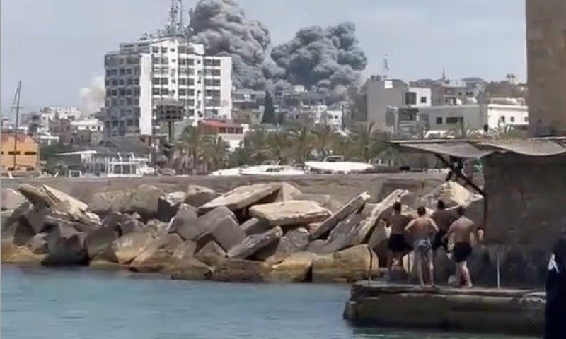 תיעוד חריג מדרום לבנון: אזרחים בחוף צור צופים בתקיפות צה"ל בלייב