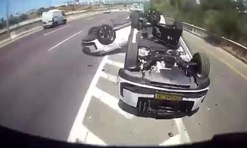 תאונה חריגה בפתח תקווה: נהג המשאית נאלץ לבלום ושני רכבים עפו קדימה 
