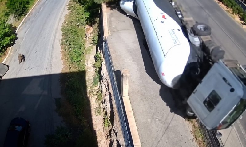 תיעוד חריג מלבנון: מכלית גז איבדה שליטה והתהפכה 