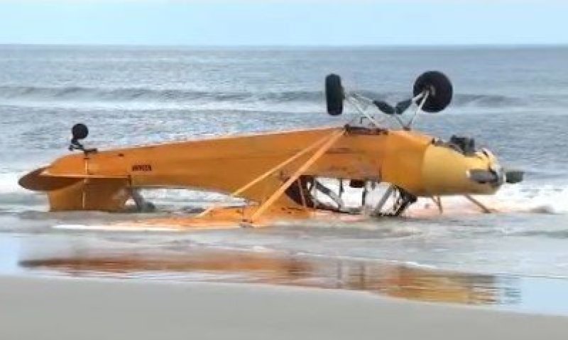 דרמה בחוף בפלורידה: מטוס קל התרסק על המים לעיני המתרחצים 