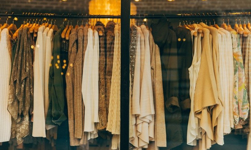 מדוע אנו קונות בגדים בכמות מופרזת ולא משתמשות? ואיך זה משפיע על הסביבה? 