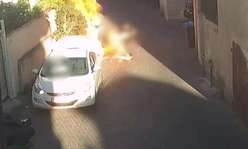 בא להצית אופנוע ועלה באש בעצמו: מצלמות האבטחה תיעדו