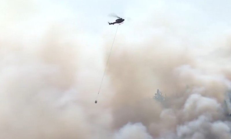 שריפות הענק בקנדה: מסוקי כיבוי נאבקים בלהבות ובעשן הסמיך