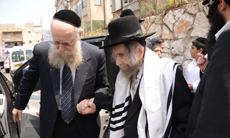 הרב רוזנגרטן עם מרן הרב שטיינמן זצ"ל.