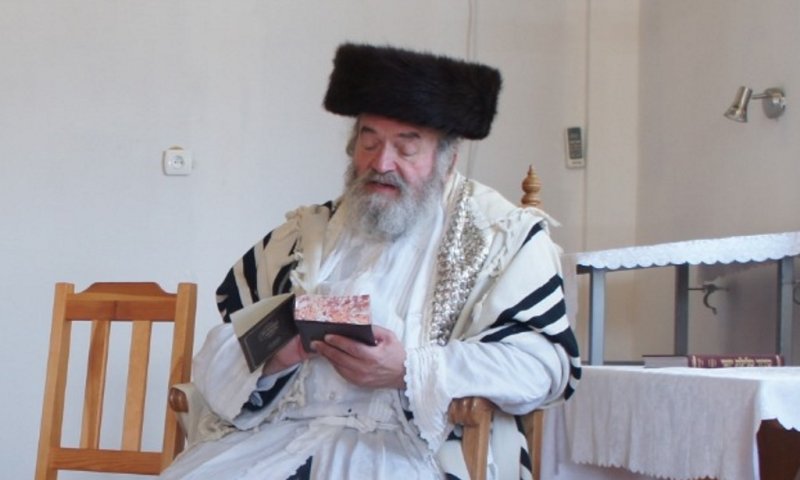 הרב ברקוביץ ז"ל בעיירה דינוב בפולין. צילום: באדיבות המצלם