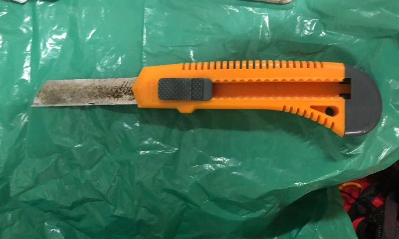 הסכין שהתגלתה על החשוד. צילום: דוברות המשטרה