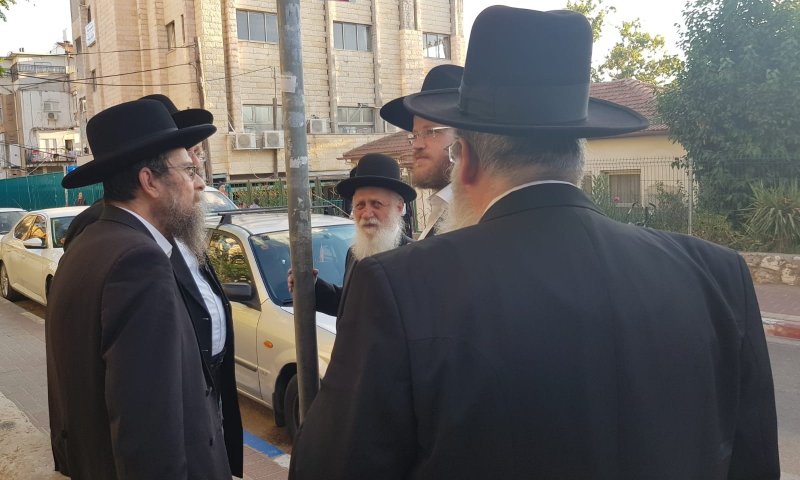 חברי ועדת הרבנים בכניסה לבית ראש הישיבה ברחוב ראב"ד בבני ברק