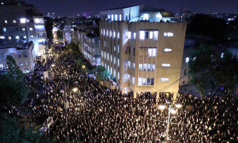 קהל האלפים בעצרת הערב בבני ברק