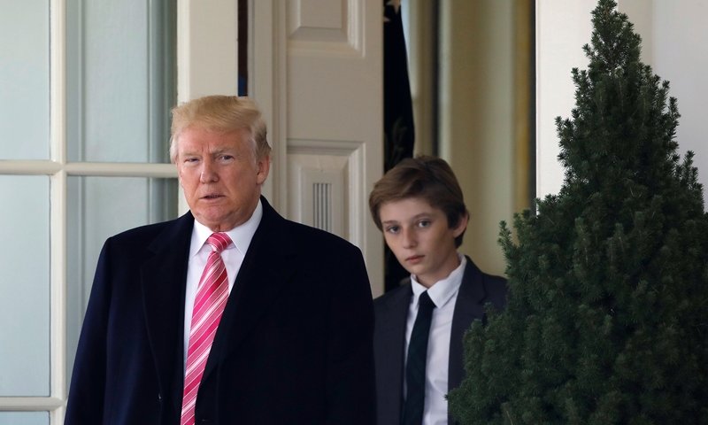 בארון טראמפ לצד אביו מחוץ לבית הלבן. צילום: רויטרס