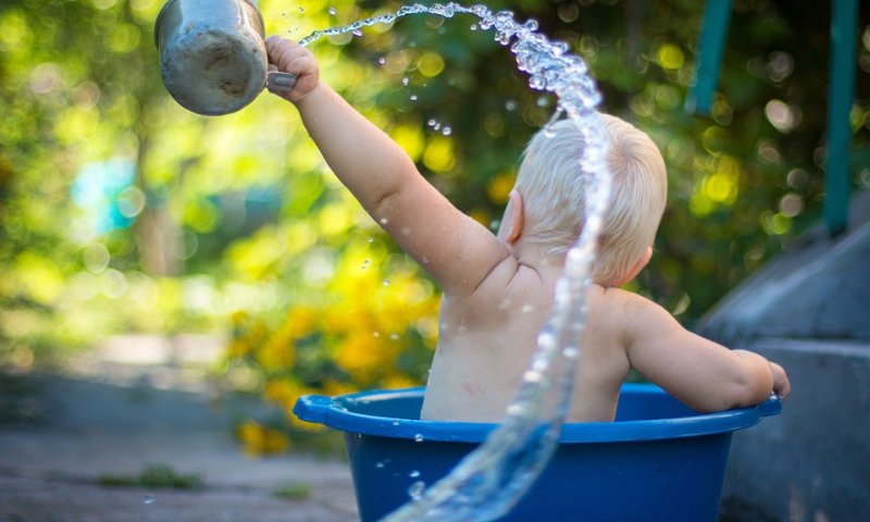 ילד משחק בדלי מים. צילום: pixabay