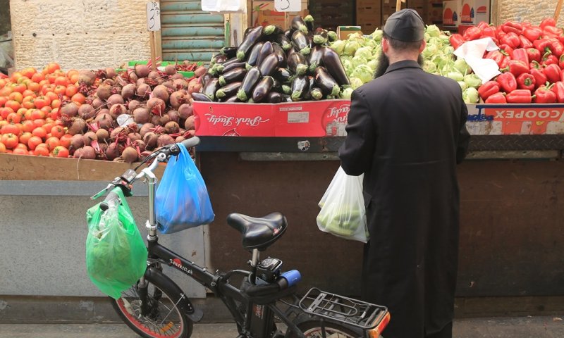 חסיד גור קונה במחנה יהודה. צילום: נתי שוחט, פלאש 90
