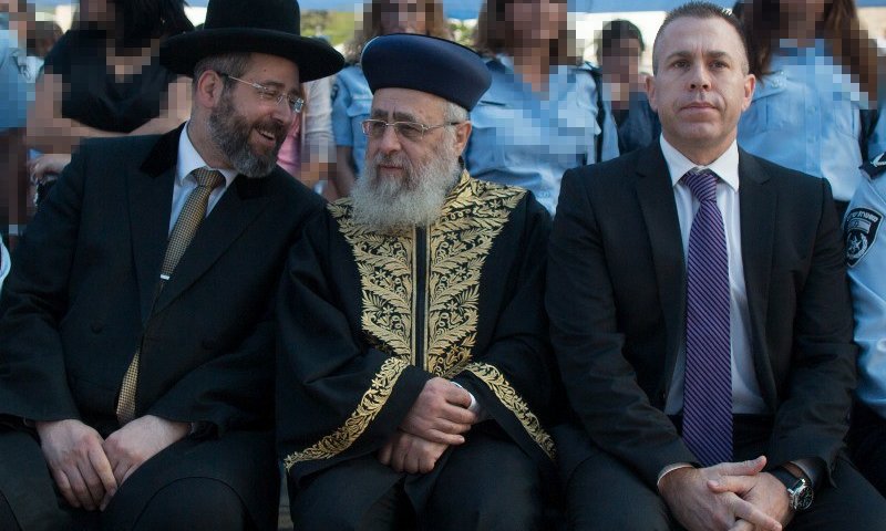 השר ארדן לצד הרבנים הראשיים. צילום: יונתן זינדל, פלאש 90