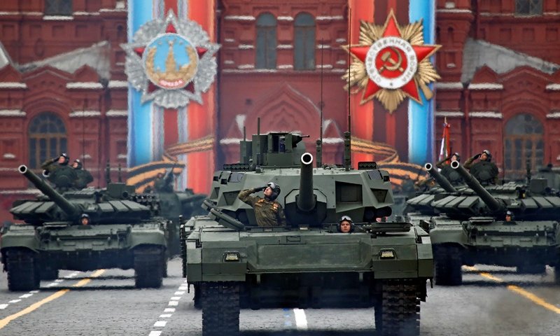 טנקים רוסים בכיכר האדומה במוסקבה. צילום: רויטרס