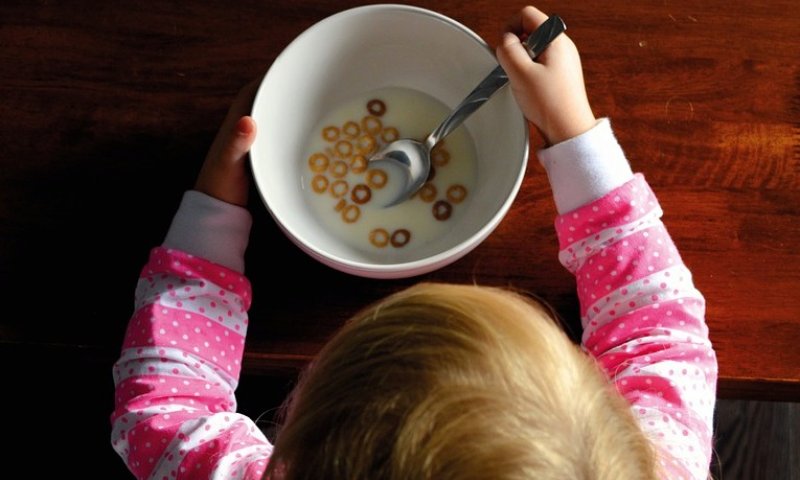 ילדה אוכלת. צילום: pixabay