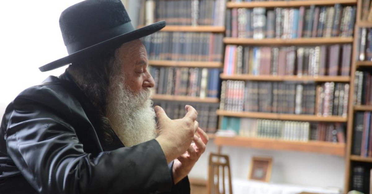 70 שנה ל'אמרי אמת': ראש הישיבה חשף את חדר הספרים - בחדרי חרדים
