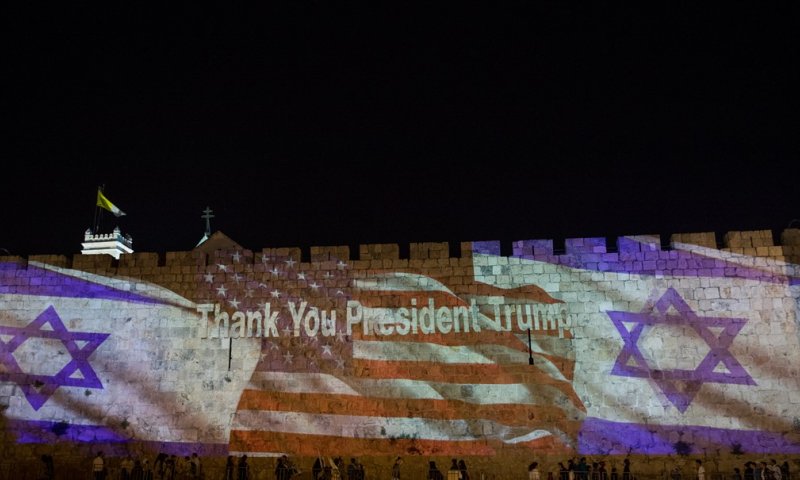 דגלי ישראל וארצות הברית מוקרנים על חומות העיר העתיקה אמש • צילום: יונתן זינדל, פלאש 90