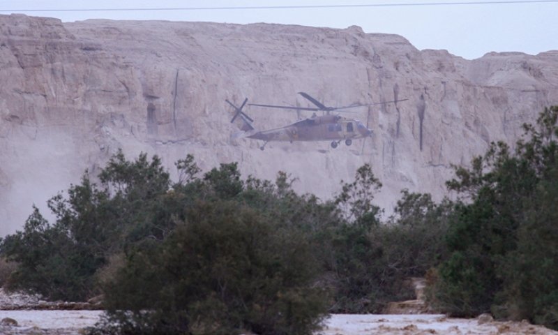 מסוק צבאי בחיפושים אחר הנסחפים. צילום: פלאש 90