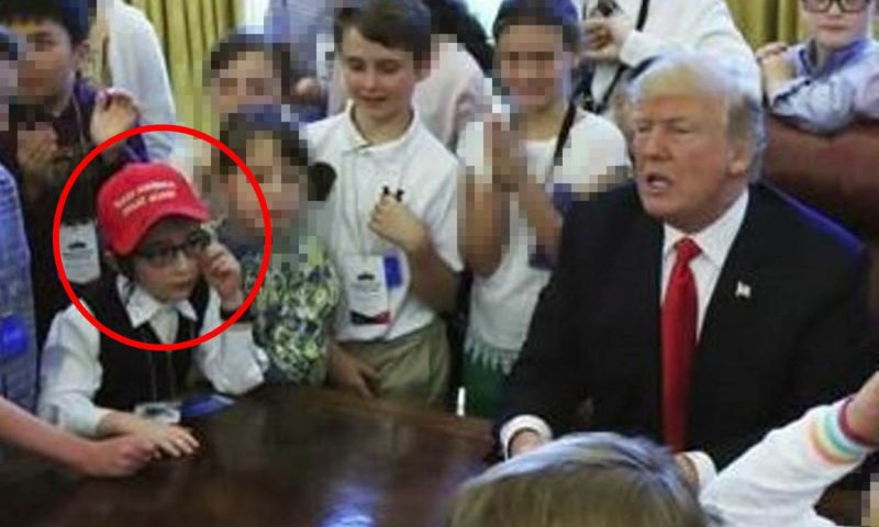 הילד החסידי לצד הנשיא. באדיבות אתר Yehshiva world news 