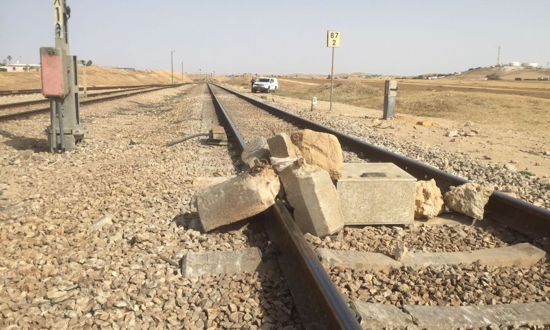 האבנים שהונחו על המסילה. צילום: דוברות המשטרה
