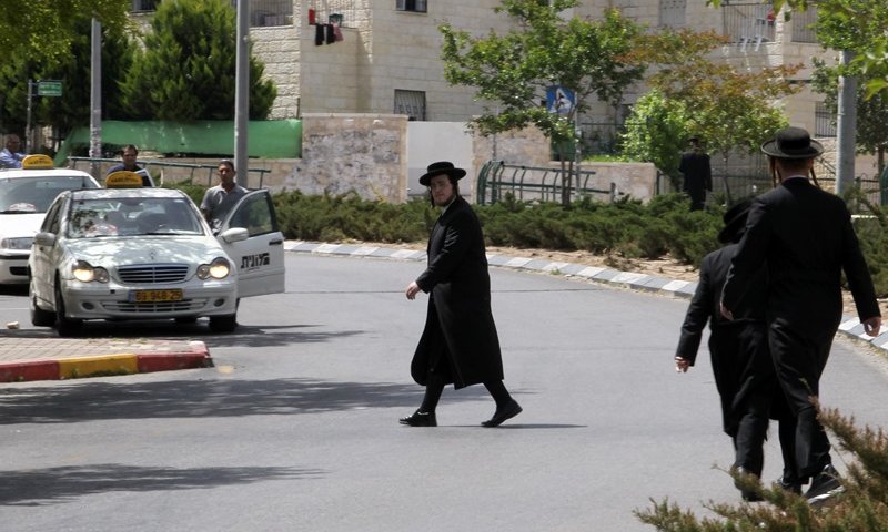 חרדים בזמן הצפירה בירושלים. צילום: נתי שוחט, פלאש 90