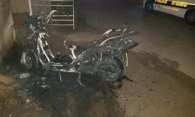 האופנוע השרוף בחנייה