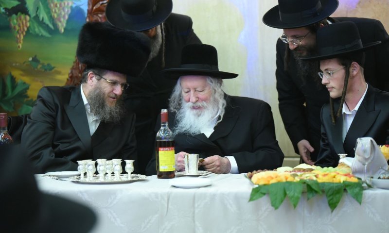 הרב נחמן וידיסלבסקי עם הרבי מגור. צילום: ארכיון