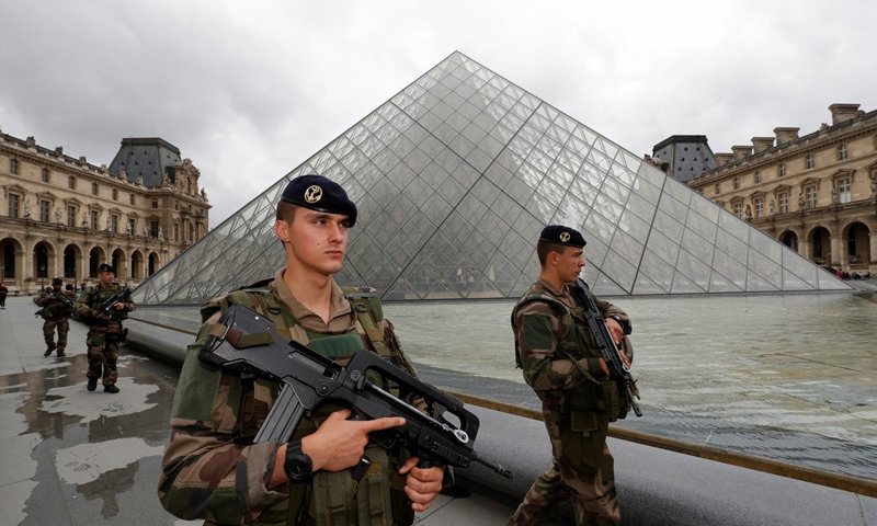 חיילים צרפתים בפטרול ליד מוזיאון הלובר בפריז. צילום: רויטרס