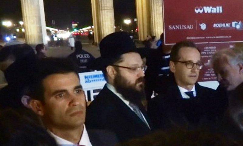 שר החוץ הגרמני עם רב הקהילה היהודית הרב טייכטל