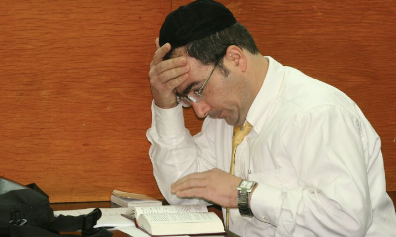 ר' מאיר רבין לומד בתקופת משפטו בין דיון לדיון. צילום: פלאש 90