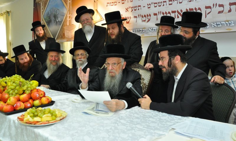 הרב מרמושטיין מאחורי הרבי זצ"ל והרבי שליט"א. צילום: אהרן ברוך ליבוביץ