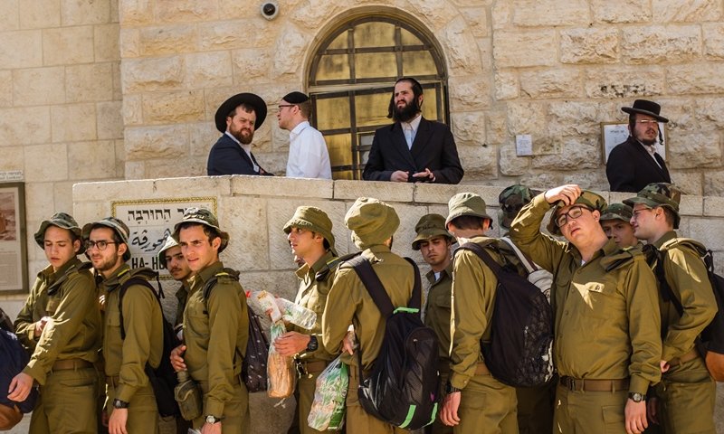 חיילים לצד חרדים בעיר העתיקה בירושלים. צילום: קורינה קרן פלאש 90