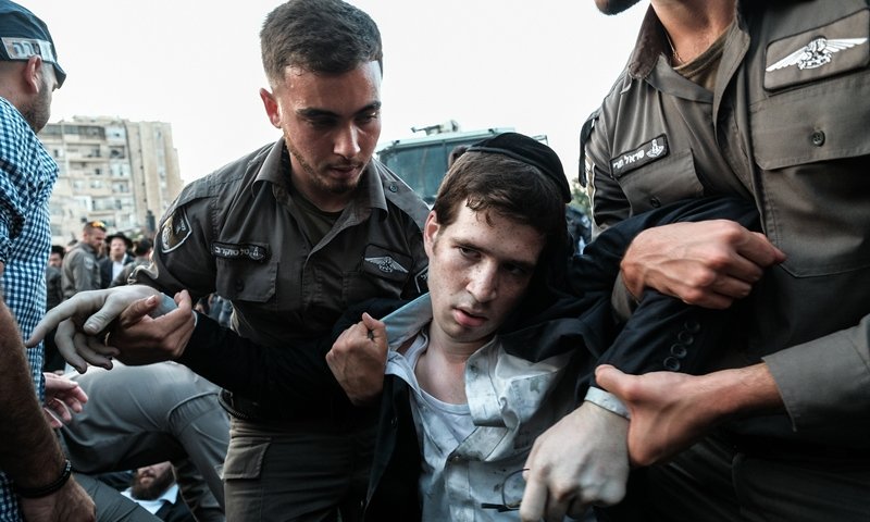 מעצר בחור בהפגנות הפלג. צילום: פלאש 90
