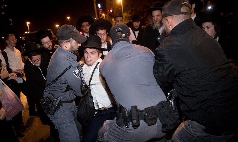 מעצר בעת הפגנות הפלג. צילום: יונתן זינדל, פלאש 90