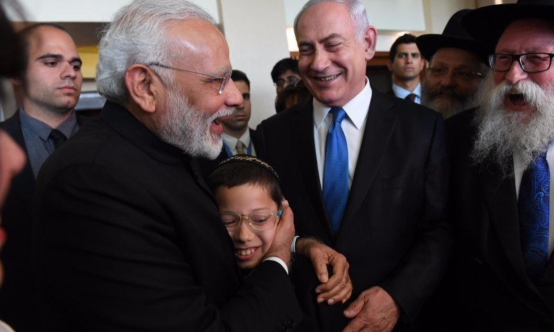 ראש ממשלת הודו מחבק את מוישי הולצברג בביקורו בישראל