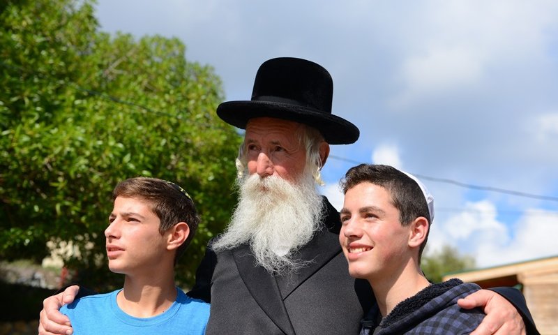 הרב גרוסמן עם תלמידים. צילום יח"צ: מפעלות הרב גרוסמן.