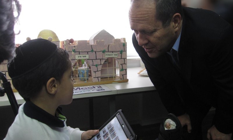 ראש העיר מקבל את דגם ירושלים. צילום: מש"י (מרכז שיקום ילדים)