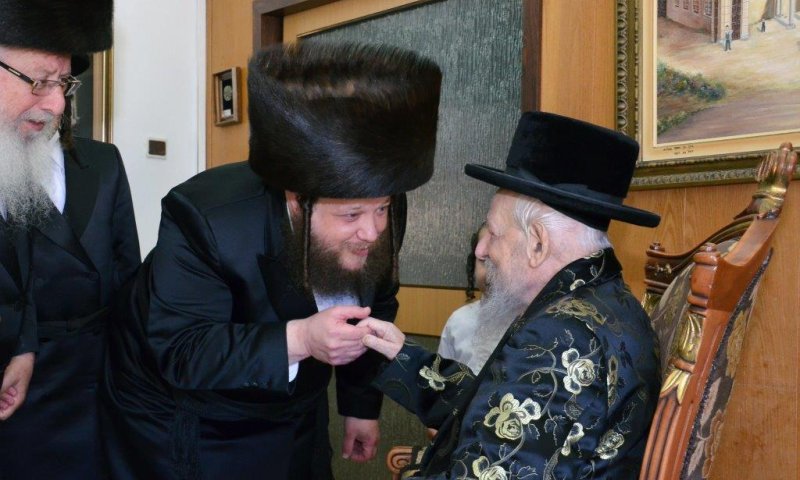 ישראל קאהן עם הרבי מסערט ויזניץ זצ"ל. צילום: אהרן ברוך ליבוביץ
