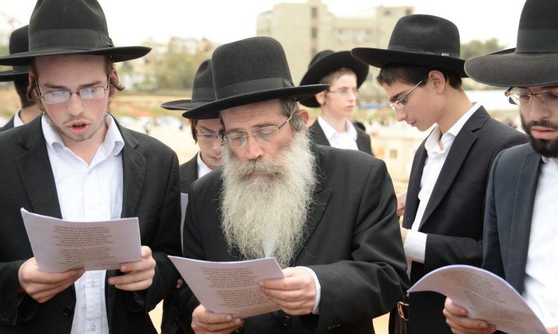 רבי שרגא שטיינמן בעלייה לציון הגראי"ל בשבעה. צילום: שוקי לרר