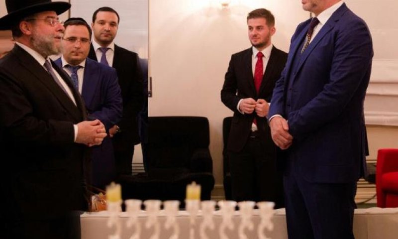 הדלקת הנרות במעון ראש ממשלת אלבניה