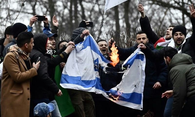 צילום שריפת דגל ישראל בשבדיה