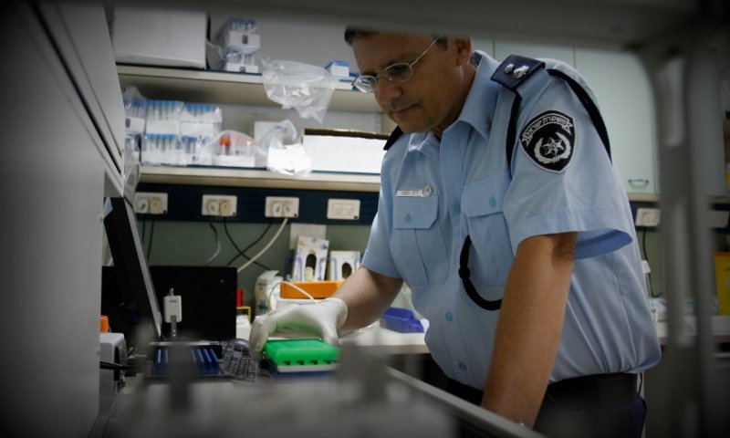 מעבדה לזיהוי פלילי ודגימות DNA של המשטרה. צילום: מיכל פתאל, פלאש 90