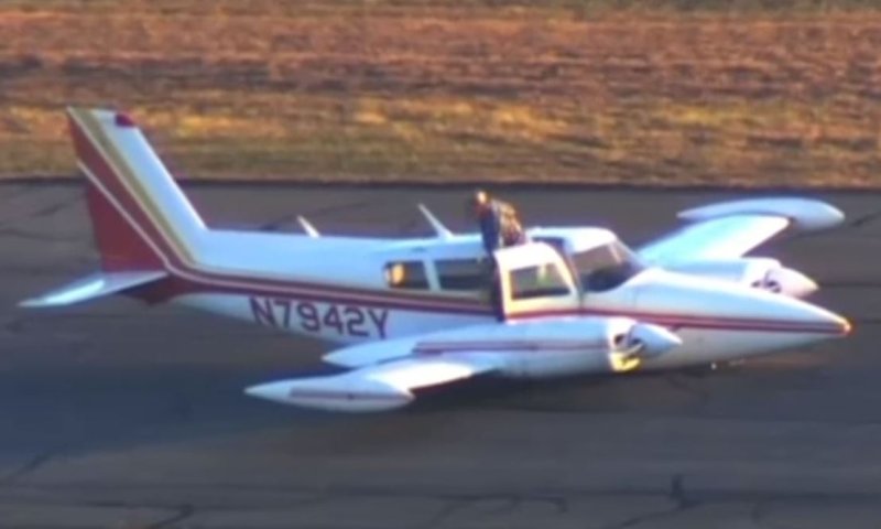 הטייס יוצא מהמטוס לאחר הנחיתה. צילום מסך NBC
