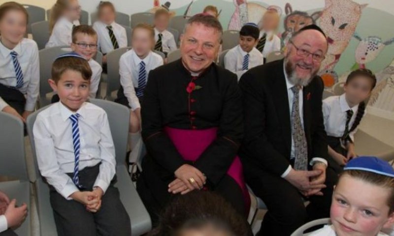 הרב הראשי לצד הבישוף בחנוכת המוסד. צילום: Glasgow Representative Council
