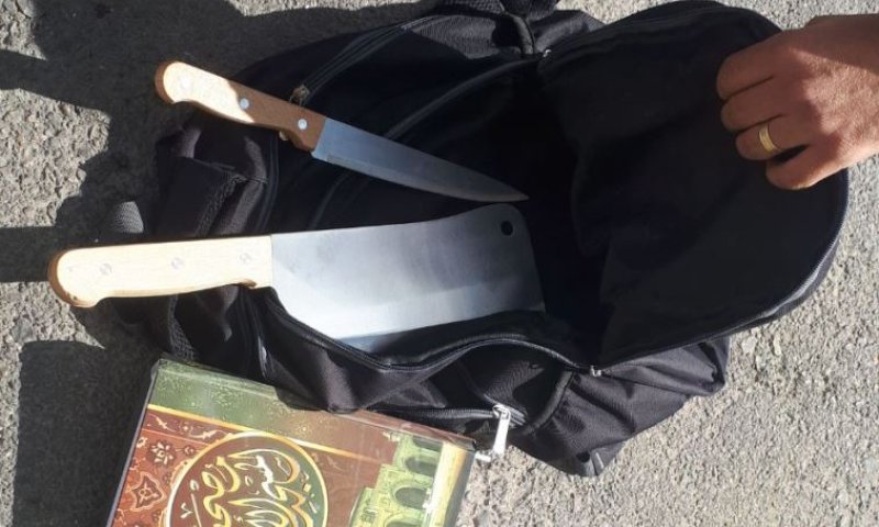 הסכינים וספר הקוראן שנמצאו אצל החשוד. צילום: דוברות המשטרה